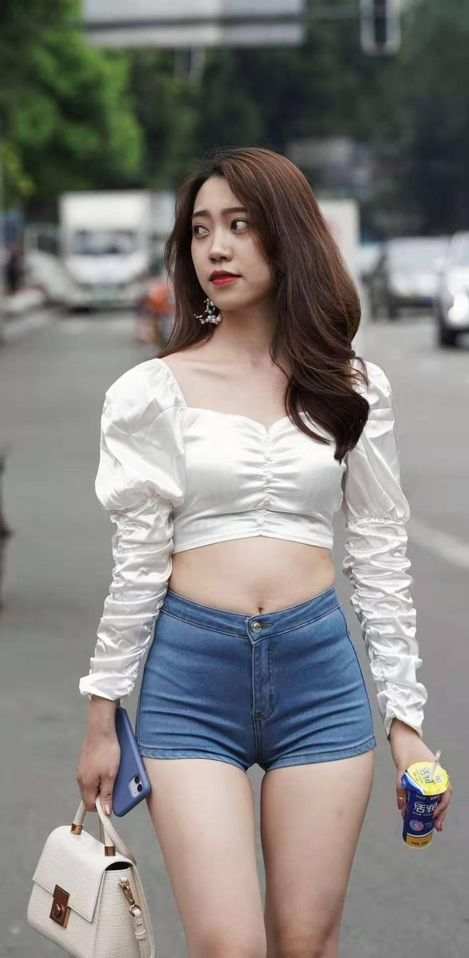 微胖的女人怎么穿衣服显瘦?露腰衬衫搭配高腰短裤展示完美身材